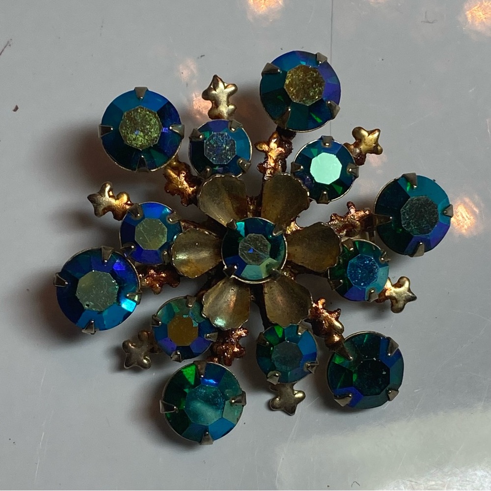 Vintage snow flake brooch. Blue stones. Gold tone.